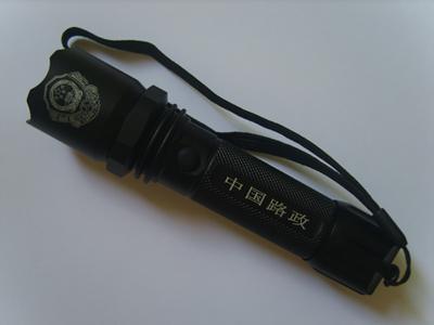 YA-07 Q5大功率LED强光手电筒